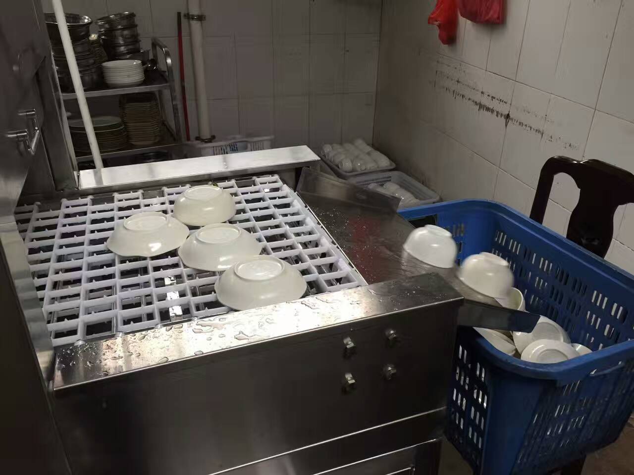 亞鈦洗碗機(jī)現(xiàn)場圖